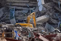 Thái Lan xuyên đêm giải cứu người mắc kẹt sau động đất