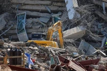 Thái Lan xuyên đêm giải cứu người mắc kẹt sau động đất