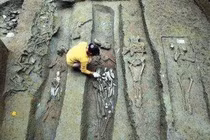 Khai quật mộ cổ, rùng mình 7 hài cốt đỏ như máu