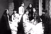 Vì sao phụ nữ Anh thời xưa chuộng để tóc dài tới đất?