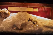 Kỳ bí xác ướp thánh nữ bất ngờ “mở mắt” khi du khách ghé thăm 