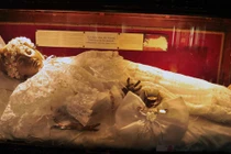 Kỳ bí xác ướp thánh nữ bất ngờ “mở mắt” khi du khách ghé thăm 