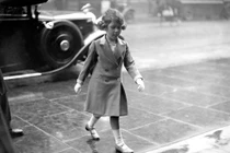 Xiêu lòng trước nhan sắc xinh đẹp từ nhỏ của Nữ hoàng Elizabeth II 