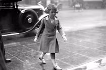 Xiêu lòng trước nhan sắc xinh đẹp từ nhỏ của Nữ hoàng Elizabeth II 