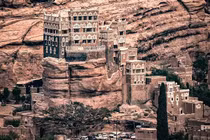 "Độc - lạ" cung điện 100 năm tuổi xây trên cột đá thẳng đứng 