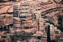 "Độc - lạ" cung điện 100 năm tuổi xây trên cột đá thẳng đứng 