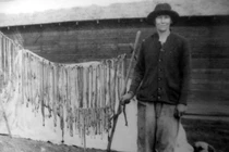 Phát hãi người phụ nữ giết 140 con rắn để làm váy