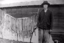 Phát hãi người phụ nữ giết 140 con rắn để làm váy