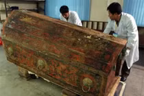 Thấy chất lỏng chảy ra từ quan tài, chuyên gia hô lớn “Chạy ngay đi!” 