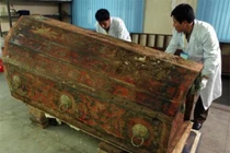 Thấy chất lỏng chảy ra từ quan tài, chuyên gia hô lớn “Chạy ngay đi!” 