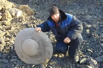 Phát hiện nhiều phiến đá khủng giống hệt UFO, chuyên gia "đau đầu" giải mã