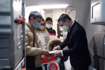 287 người Việt Nam sơ tán từ Ukraine lên máy bay về nước