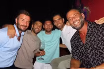 Vợ chồng Messi ăn mừng cùng David Beckham...