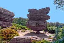 Kinh ngạc tảng đá 200 tấn đứng chênh vênh trên mỏm đá bé xíu