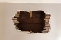 Cặp đôi sốc nặng trước 'thủ phạm' gây ra âm thanh lạ trong tường