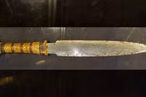 Vũ khí làm từ vật liệu ngoài hành tinh, ngàn năm vẫn bén