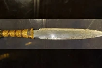 Vũ khí làm từ vật liệu ngoài hành tinh, ngàn năm vẫn bén