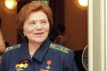 Cuộc đời huy hoàng của nữ phi công Liên Xô được mệnh danh “Madam MiG“