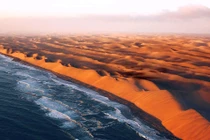 Sự thật bất ngờ về sa mạc giáp biển nổi tiếng thế giới