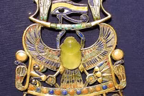 Tuyên bố chấn động: Lăng mộ pharaoh Tutankhamun cất giấu báu vật ngoài hành tinh?