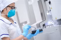 Nhận chẩn đoán vô sinh, người bố tức tốc xét nghiệm ADN với con gái