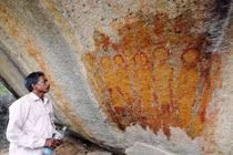 Kỳ bí phiến đá cổ nghi có dấu vết của người ngoài hành tinh