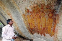 Kỳ bí phiến đá cổ nghi có dấu vết của người ngoài hành tinh