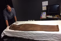 Mở nắp quan tài cổ tưởng trống rỗng, ngã ngửa với cảnh tượng bên trong