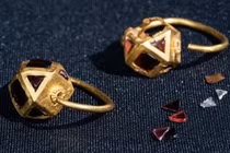 Khai quật mộ cổ 1.600 tuổi, chuyên gia lóa mắt vì vàng