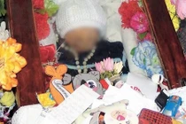 Kỳ bí quan tài bé trai bỗng dưng... bật nắp sau 7 năm chôn cất