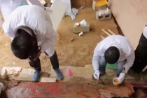 Thấy chất lỏng màu đỏ rò rỉ từ quan tài cổ, chuyên gia sững người 