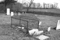 Sự thật rùng rợn ngôi mộ bọc lồng sắt kỳ dị nhất TG 