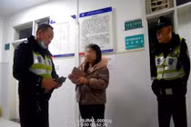 Tài xế taxi chở hai mẹ con, vừa nhìn chân đứa trẻ liền báo cảnh sát