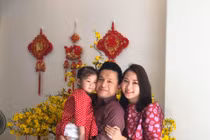 Anh Hai Lam Trường khoe Tết hạnh phúc bên vợ con ở Việt Nam