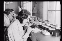 Nhói lòng sự thật chết chóc của những “cô gái radium"