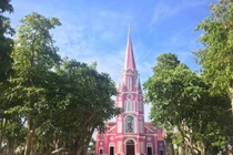 Đẹp lung linh nhà thờ màu hồng 90 năm tuổi gây sốt xứ Nghệ