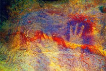 Bí mật kinh thiên những bàn tay người in trên tường hang động