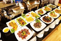 Mới đông khách đã tận thu: Bức xúc vì đặt phòng, khách sạn ép mua thêm bữa ăn