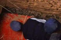 Dân đốt 2 quan tài đỏ đào được, chuyên gia thốt lên "Quá phí!" 