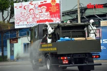 Xem xe đặc chủng quân đội phun khử khuẩn tại 'tâm dịch' quận Gò Vấp