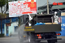 Xem xe đặc chủng quân đội phun khử khuẩn tại 'tâm dịch' quận Gò Vấp