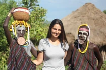 Lạ lùng bộ tộc nhổ răng cửa, đeo đĩa môi để cầu may