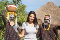 Lạ lùng bộ tộc nhổ răng cửa, đeo đĩa môi để cầu may