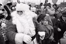 Ảnh hiếm người dân Mỹ đón Giáng sinh "cực khác lạ" năm 1974