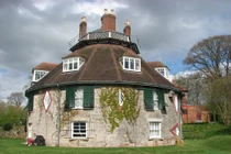 Kinh ngạc ngôi nhà cổ có 16 mặt tiền độc đáo nhất TG