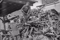 Cảnh ít thấy người dân Mỹ góp kim loại chế tạo vũ khí chống Đức