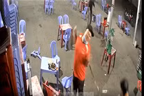 Cô gái bất lực nhìn bạn cầm mã tấu chém người trong quán nhậu