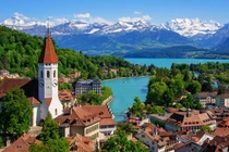 Lạ lùng quốc gia rải pha lê lát đường cho người đi bộ 