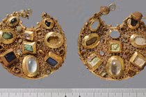 Đang dò kim loại, bất ngờ đụng độ kho báu khủng 800 tuổi