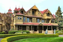 Kỳ dị căn biệt thự như mê cung, che giấu bí mật rùng rợn